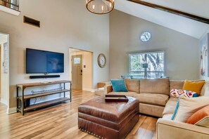 Smart-TV, peis og bøker