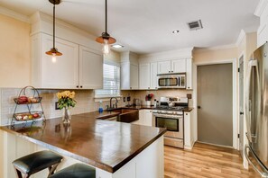 Kjøleskap, mikrobølgeovn, ovn og kokeplater