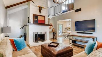 Smart TV, caminetto, libri