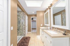 Combined shower/bathtub, hair dryer, towels, soap