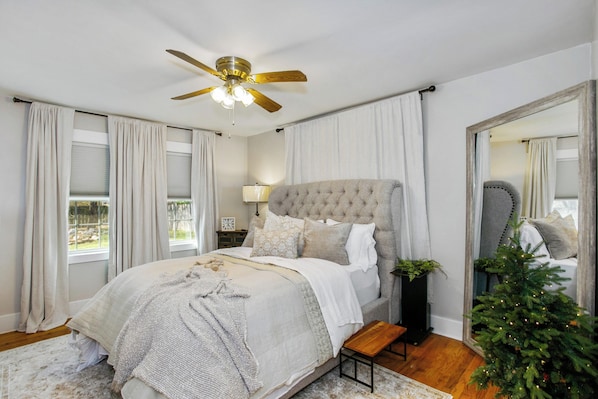 3 bedrooms, in-room safe, iron/ironing board, travel cot