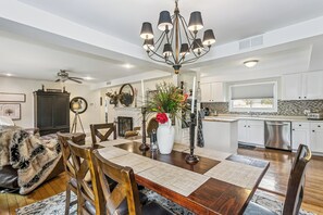 Interior - A Guest FAVORITE, located close to shopping and restaurants (Wichita)