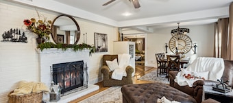 Close to airport and walking distance to restaurants and shopping