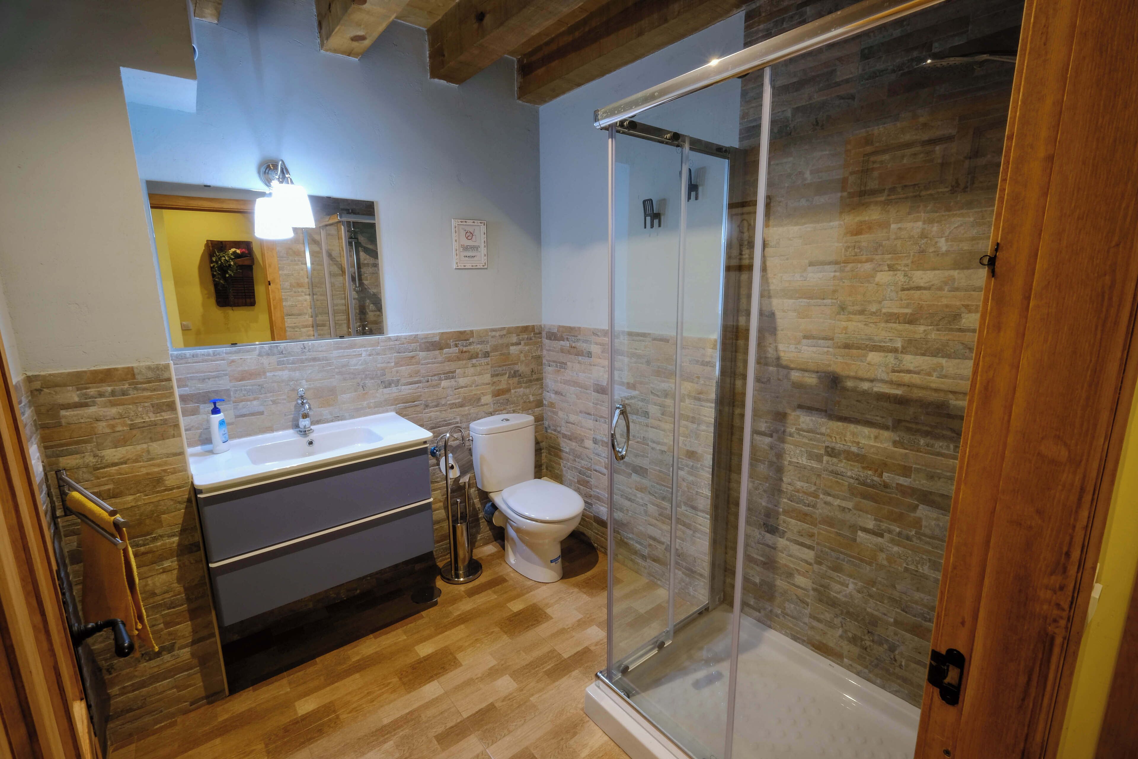 Un baño con ducha, lavabo e inodoro.