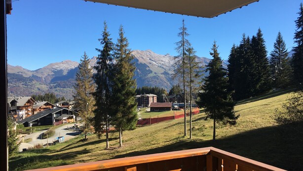A mountain view from a balcony with wooden railings and a clear sky. - Spacious 3 Bedroom Apartment Right on the Slopes (Les Esserts, Morillon)