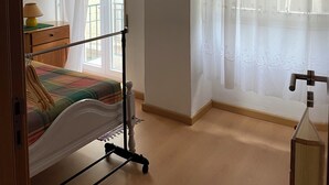 2 soverom, strykejern/-brett, reiseseng for barn og wi-fi (inkludert)