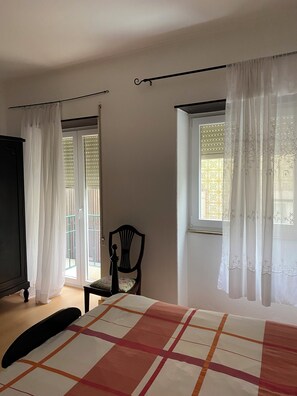 2 slaapkamers, een strijkplank/strijkijzer, reisbedje, gratis wifi