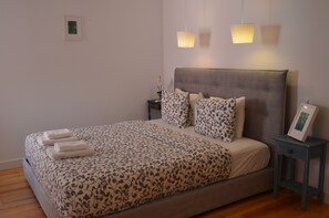 2 habitaciones, tabla de planchar con plancha, cuna de viaje y internet 
