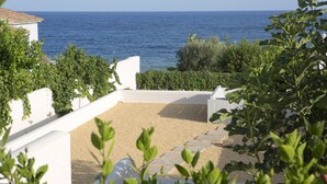 A terrace with a view of the sea, surrounded by greenery and white walls. - Wonderful luxury villa in 1st line of the sea in Moraira with private pool. (Teulada / Moraira)
