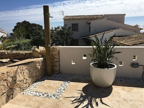 Property grounds - Wonderful luxury villa in 1st line of the sea in Moraira with private pool. (Teulada / Moraira)