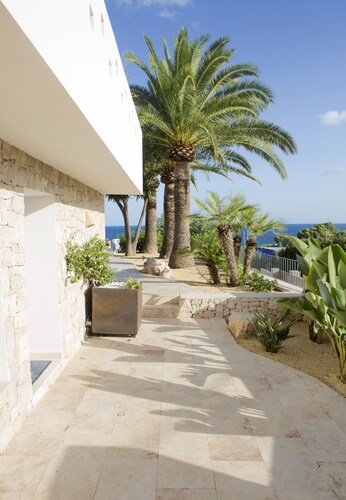 Wonderful luxury villa on the first line of the sea in Moraira with private pool
