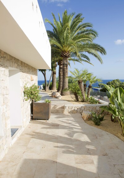 Wonderful luxury villa in 1st line of the sea in Moraira with private pool.