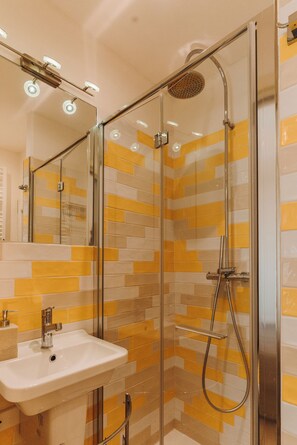 Dusche, Haartrockner, Bidet, Handtücher