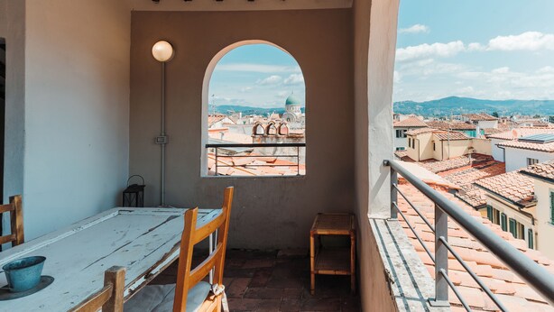 A balcony with a view of a cityscape, including a dome and buildings. - I FRAGOLI A SANTA CROCE (Firenze)