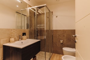 Douche, sĂšche-cheveux, bidet, serviettes fournies