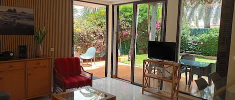 Télévision, livres, chaîne hi-fi