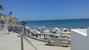Perto da praia, espreguiçadeiras, toalhas de praia 