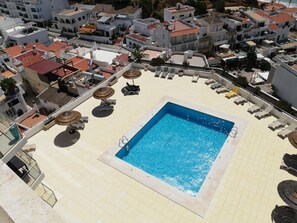 Piscina externa, espreguiçadeiras