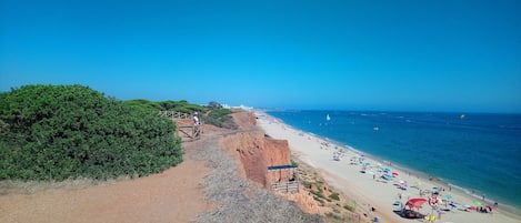 Una spiaggia nelle vicinanze, lettini da mare, teli da spiaggia