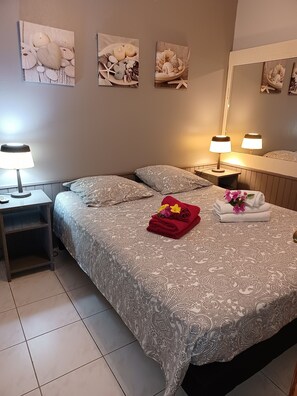 3 bedrooms, iron/ironing board, travel cot, free WiFi