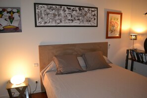 4 makuuhuonetta, työpöytä, silitysrauta/-lauta, vauvan matkasänky