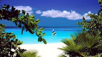 Chaises longues, serviettes de plage
