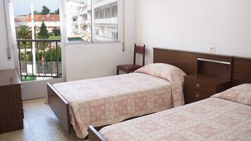 4 slaapkamers, een strijkplank/strijkijzer, internet, beddengoed