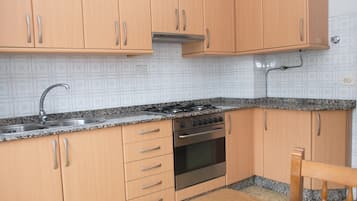 Een koelkast, een magnetron, een oven, een koffiezetapparaat/waterkoker