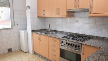 Réfrigérateur, micro-ondes, four, cafetiÚre/bouilloire