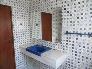 Combined shower/bathtub, bidet, towels