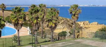 Magnificently located apartment with sea view