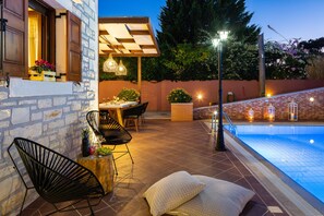 A heated pool, pool loungers - Family villa Myrtia with heated pool, 2 minutes walking to local amenities (Rethymno)