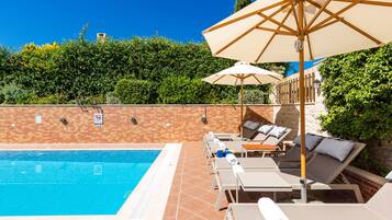 Piscina aquecida, espreguiçadeiras