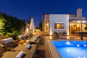 A heated pool, sun loungers - Family villa Myrtia with heated pool, 2 minutes walking to local amenities (Rethymno)