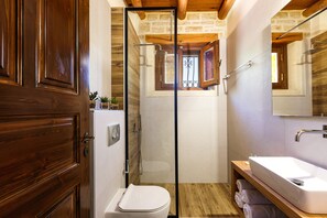 Een douche, een haardroger, handdoeken