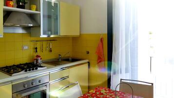 Fridge, oven, stovetop, coffee/tea maker