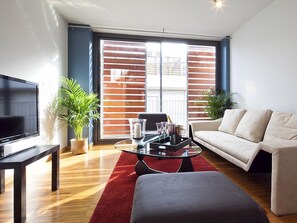 TV - Penthouse near the hospital clinic with terrace, 3 bedrooms for 6 (Barcelona)