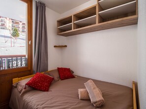 1 dormitori, caixa forta a l'habitació i un bressol de viatge 