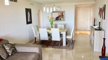 Smart-TV, DVD-Player, BĂŒcher, Videothek