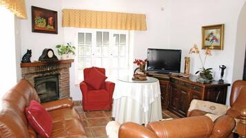 Een televisie en een open haard