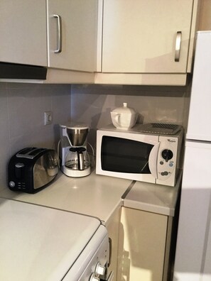 Kühlschrank, Mikrowelle, Ofen, Wasserkocher mit Kaffee-/Teezubehör