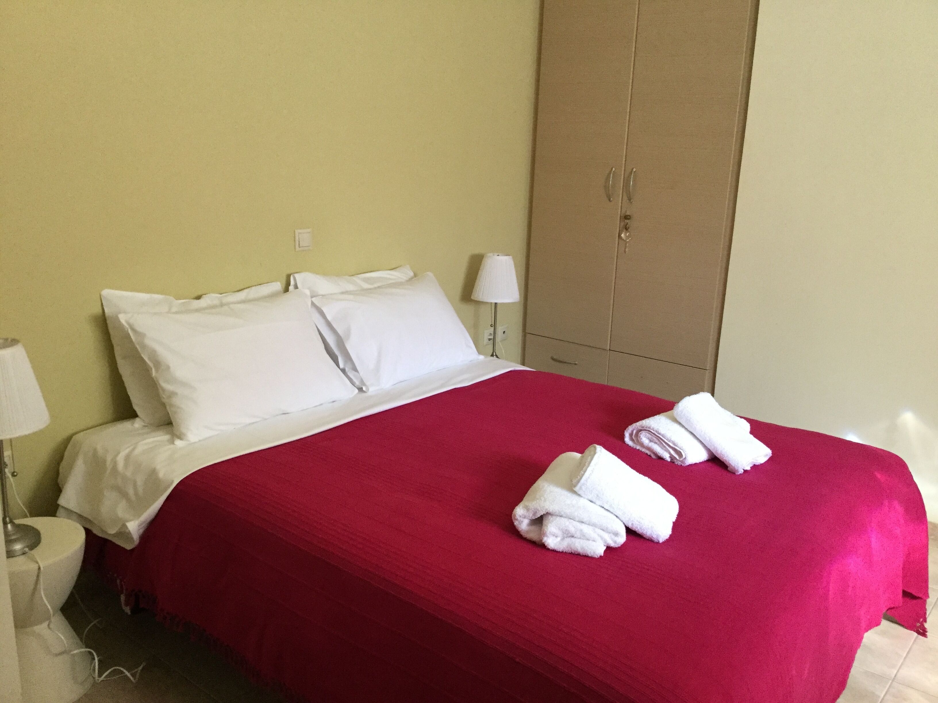 2 chambres, chambres insonorisées, fer et planche à repasser