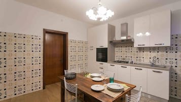 Frigorifero, microonde, forno, piano cottura