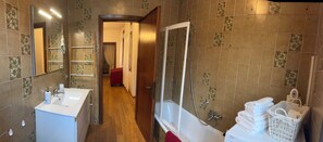 Combinazione doccia/vasca, asciugacapelli, bidet, asciugamani