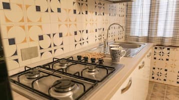 Frigorifero, microonde, forno, piano cottura