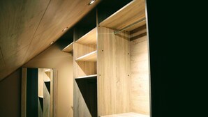 Een modern interieur met houten schapkasthouten en een spiegel.