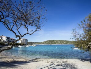 Una spiaggia nelle vicinanze