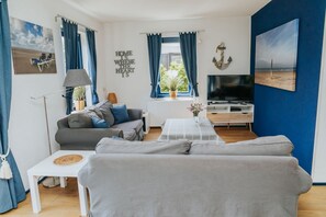 Een televisie, een dvd-speler, boeken en een filmbibliotheek