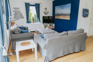 Fernseher, DVD-Player, Bücher, Videothek