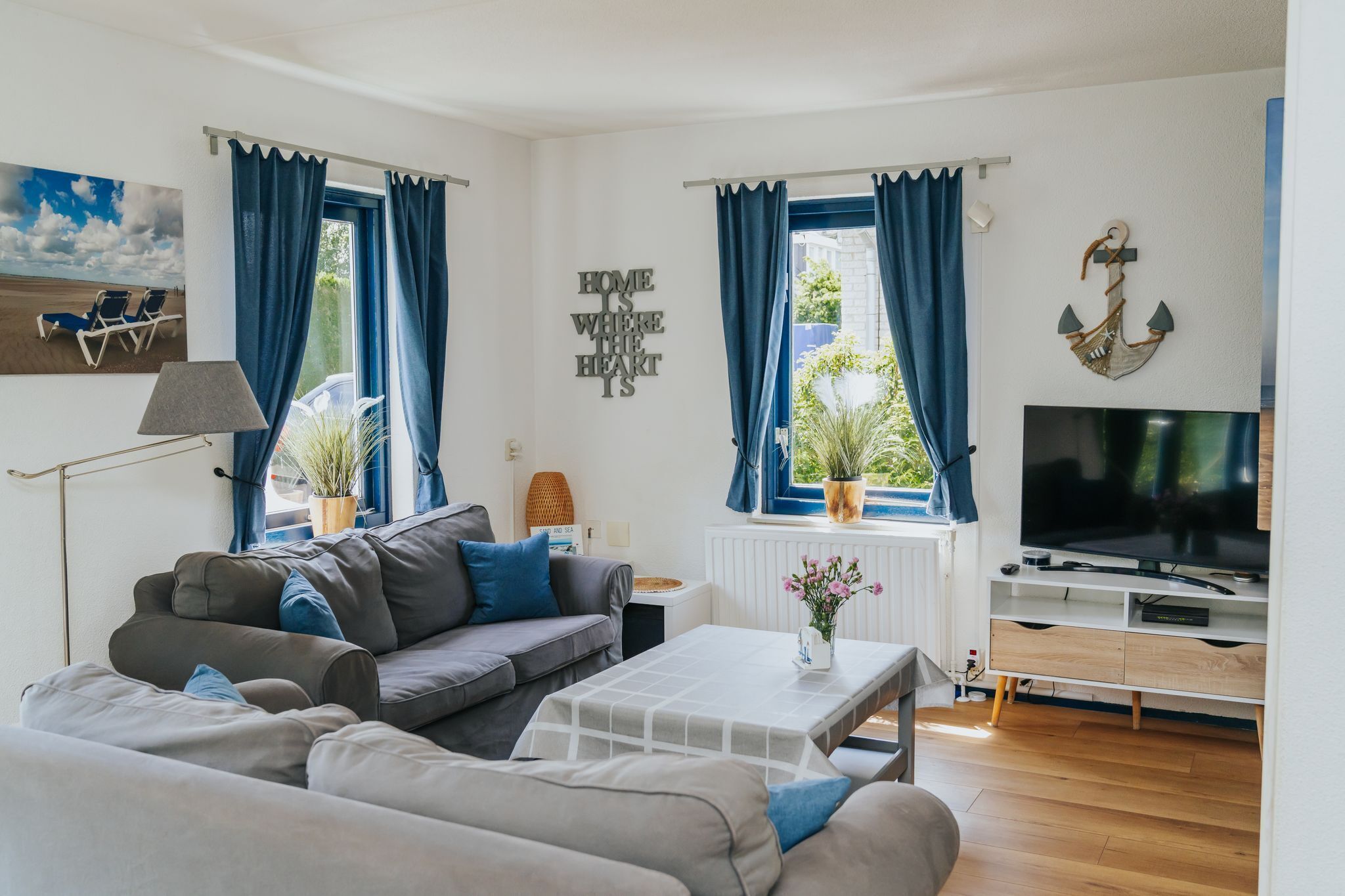 Televisie, een dvd-speler, boeken en een filmbibliotheek